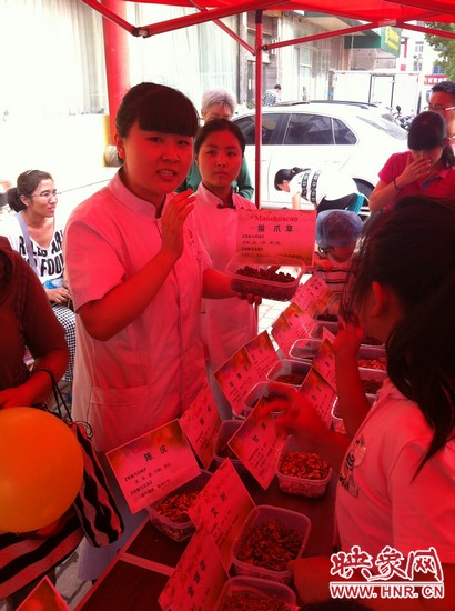 這是什么一，那又是什么？小腦袋不停的在思索，而小手和小鼻子也沒閑著，時不時地摸一摸、聞一聞！