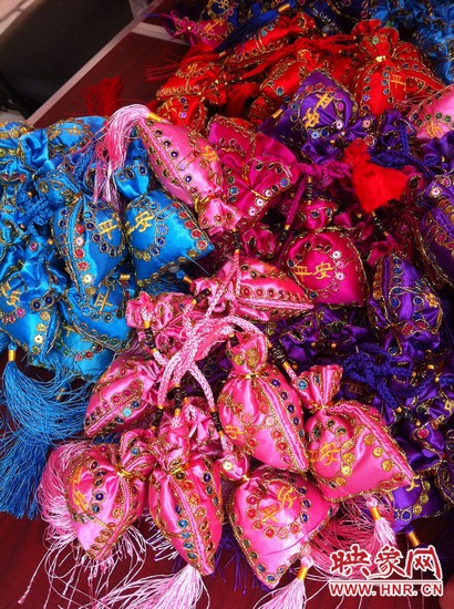 孩子們的好奇心得以大大的滿足，接下來就要裝香囊啦，你看，五顏六色的香囊多漂亮！