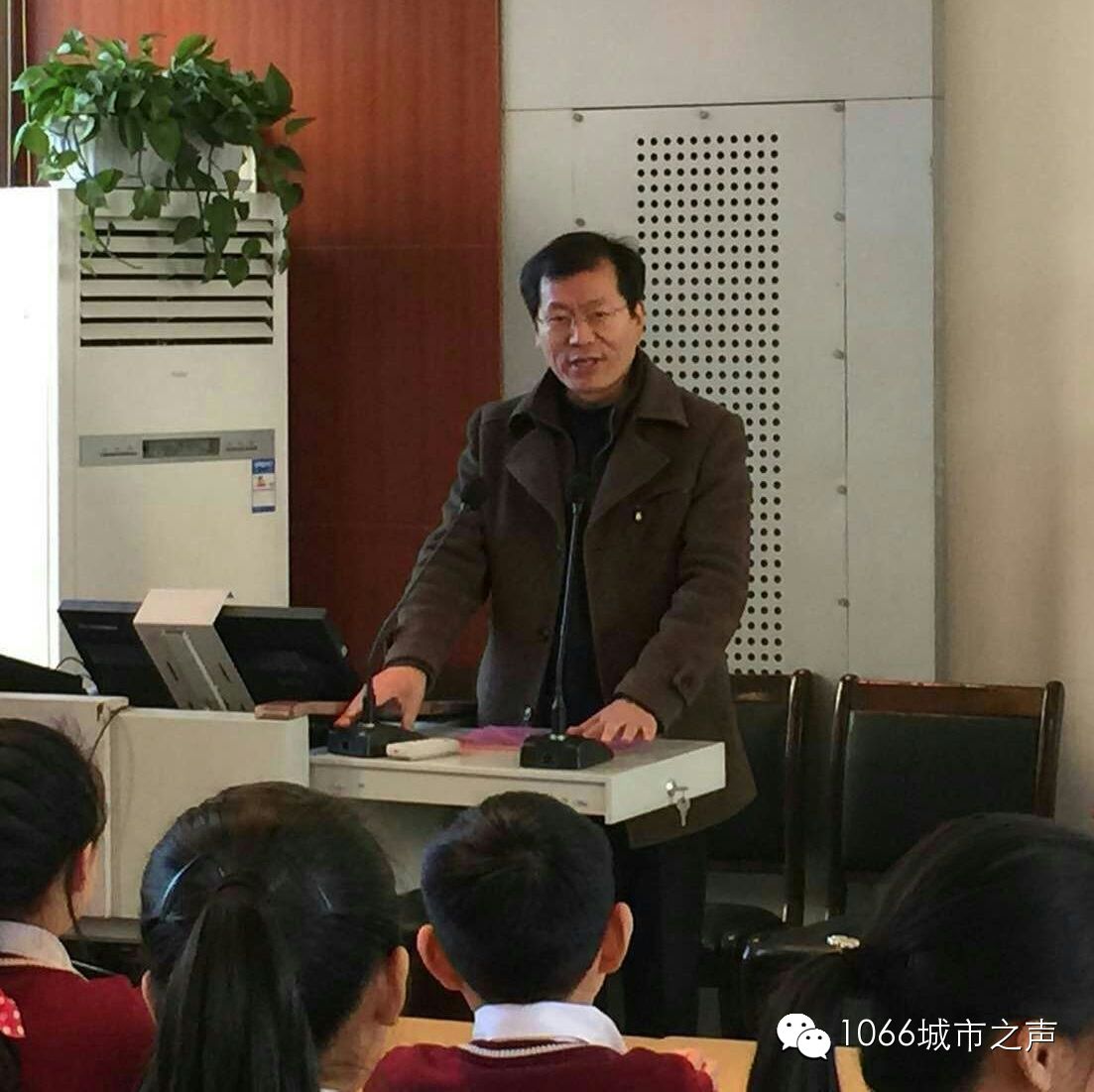 雙方領(lǐng)導(dǎo)講話，同學(xué)們聽(tīng)得都好認(rèn)真?。? complete=