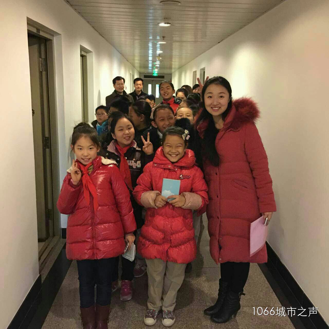 簽字和揭牌儀式后，教育廣播（城市之聲）主持人“卷卷貓”帶領(lǐng)“小主持人”走進(jìn)河南廣播大廈