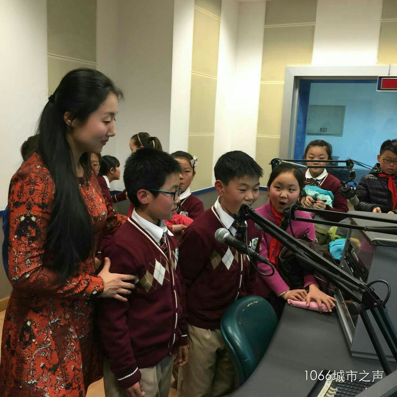 “好激動(dòng)，好激動(dòng)”！天天上學(xué)、放學(xué)都從廣播大廈經(jīng)過(guò)，今天終于進(jìn)來(lái)了！