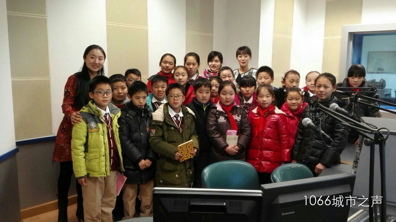 跟電臺(tái)的主持人和老師們的大合影！真是難忘的一天啊！