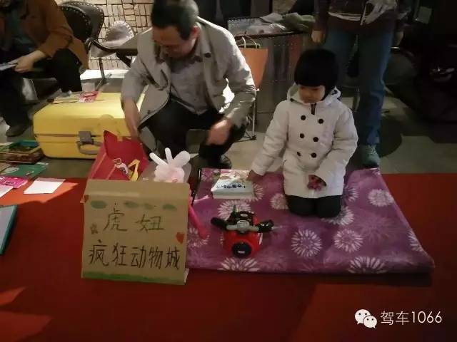 這位小老板的攤位擺的有模有樣的，不過(guò)旁邊這位酷爸怎么這么眼熟？