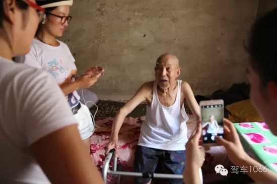 老兵老兵，你的勛章呢，國家給你的那個(gè)？