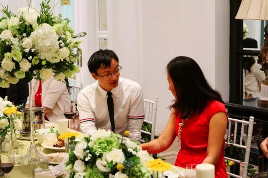 這種熱烈的氣氛，一直延續(xù)到飯桌上。