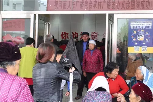 現(xiàn)場真是的人山人海，只能用太火爆三個字形容了！