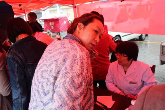 了解到有老人看病不方便，河南電臺1074綠色頻道活動小組欒老師將醫(yī)生請到老人身邊，親自為她診斷。