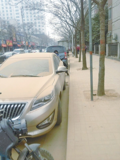 馬路灰頭土臉，停在路邊的車也蒙塵。