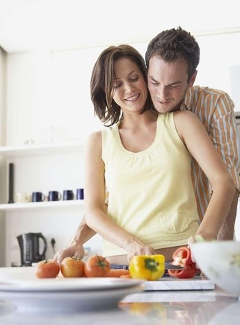 反其道而行，也對他若即若離