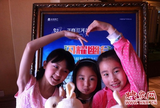 我們和兔寶寶一起賣(mài)個(gè)萌，比比誰(shuí)更可愛(ài)