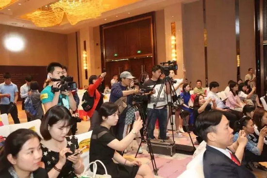 一時(shí)相機(jī)、攝像機(jī)齊閃