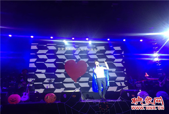 嚴爵及相信音樂旗下其他藝人賣力演出。