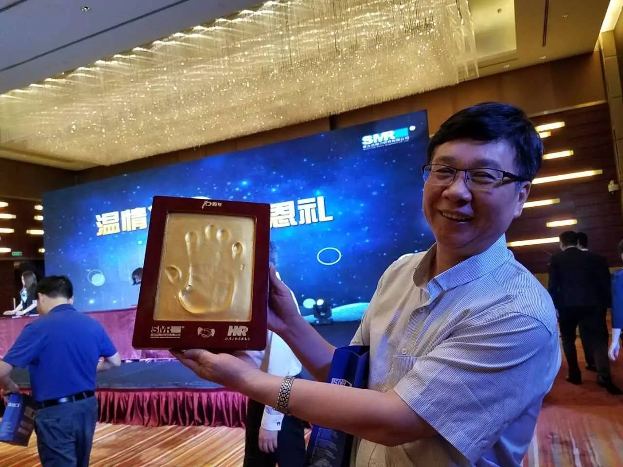 河南電臺副總編輯，宣傳協(xié)調(diào)中心主任高鐵軍先生代表河南廣播電視臺為慶賀賽立信成立20周年送上“手印”圖