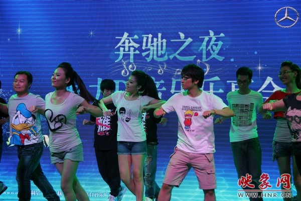 熱情洋溢的開場舞，DJ們?nèi)硇耐度? complete=