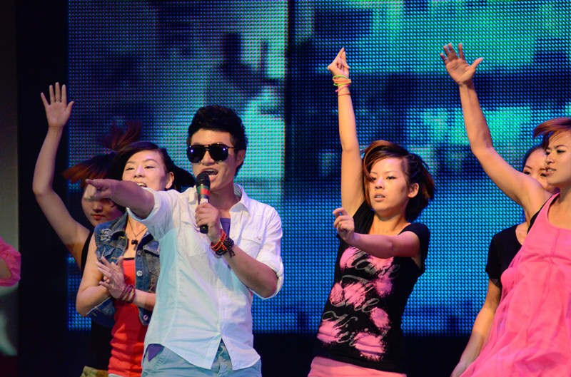 嗨！《我們一起聽歌吧》魅力881河南音樂廣播 DJ帥天 演唱曲目：《找自己》 帥呀?。? oldsrc=