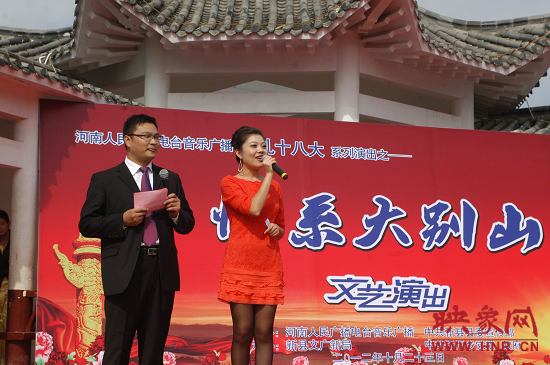 演出現(xiàn)場主持人向老人們表達(dá)節(jié)日的問候。