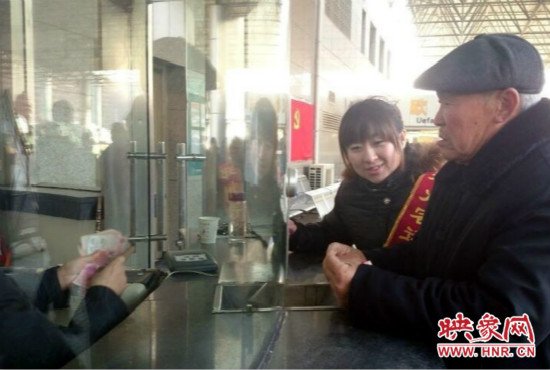 在陳思蕊的積極幫助下，老人順利的買到了發(fā)往合肥的5張車票。