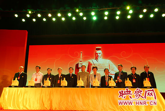 與會嘉賓一起見證歷史、啟動論壇