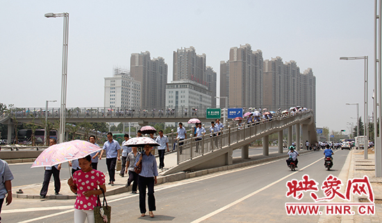 行人走下人行天橋之后還要過(guò)馬路 行人走下人行天橋之后還要過(guò)馬路