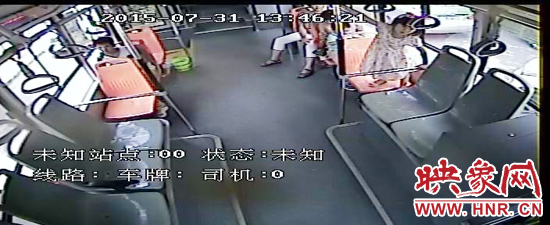 家長放任小孩在車廂內(nèi)玩耍，甚至站到座椅上。