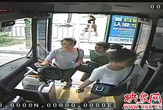 監(jiān)控顯示，竊賊偷女孩手機(jī)，公交車長幫忙要回手機(jī)。