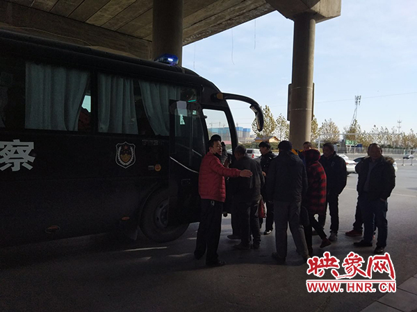 警方調(diào)來車輛，將超載人員轉(zhuǎn)運走