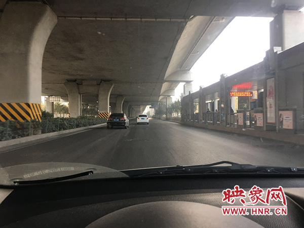 限行首日，三環(huán)橋上橋下，車輛不多，交通狀況良好。