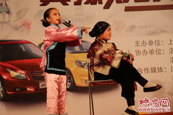兩個(gè)小演員的表演活潑，惹得觀眾連連叫好。