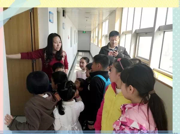 “別擠！”丁蘭姐姐說，這里就是電臺(tái)的總控機(jī)房，很重要的地方哦！