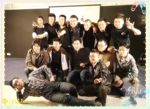 表演結(jié)束，看這哥們兒，為了和演員合影也是蠻拼的！