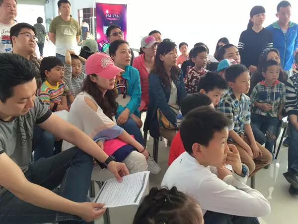 976選手認(rèn)真聽(tīng)講