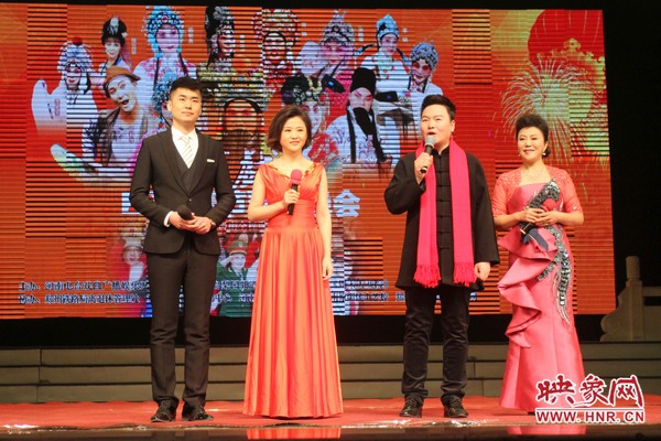 戲迷春晚主持人月陽（右二）、李亞楠（右一）、王巖（左二）、王曉凡（左一）