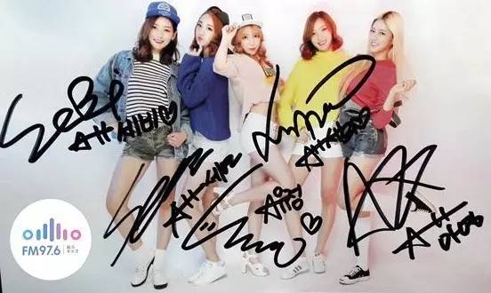 哎呦不錯哦！路飛收到美女們的簽名照，到底中意哪一位呢？