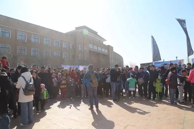 主持人胖達帶領(lǐng)魚油們進行抽獎環(huán)節(jié)，禮物大大滴呦！