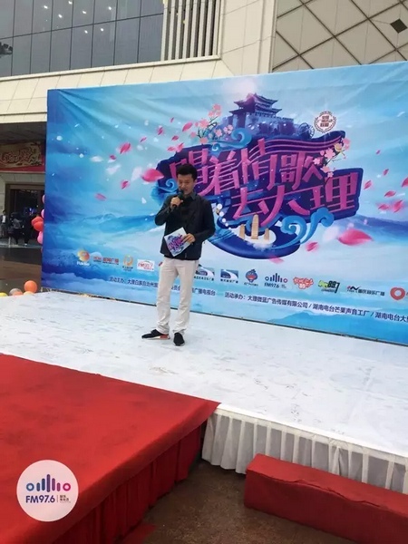 路飛冒雨主持，心中火熱的根本不需要雨傘啦！