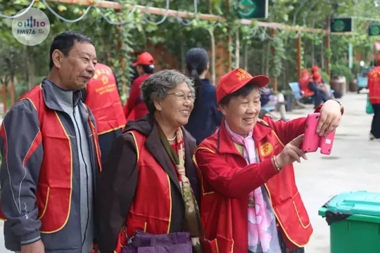 爺爺奶奶叔叔阿姨被盛運莊園的景致吸引，紛紛拍照留影