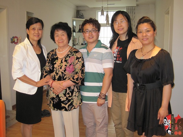 戲曲廣播記者曉雪、中國越調(diào)網(wǎng)站長郭慶璋與越調(diào)名家袁秀蓮及其徒弟合影