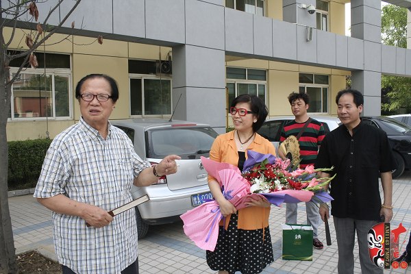  左起：著名豫劇表演藝術(shù)家賈庭聚、河南電臺(tái)戲曲廣播總監(jiān)木子、唐派再傳弟子郭志成等待看望馬云玲女士