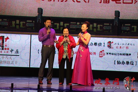 著名越調(diào)表演藝術(shù)家、越調(diào)皇后毛愛蓮（中）