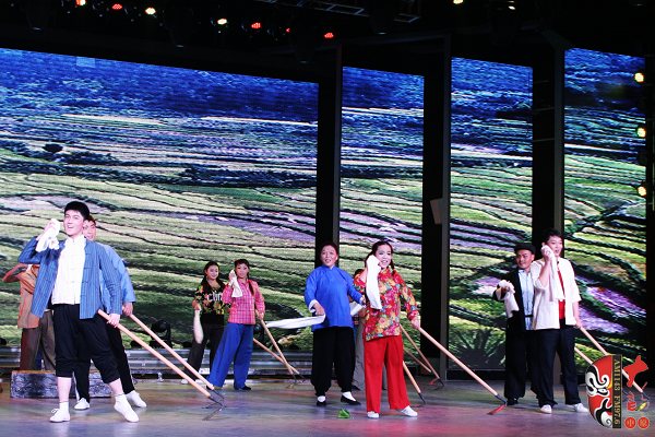 群眾勞動(dòng)場(chǎng)面，劇中演員包含票友、專(zhuān)業(yè)演員、戲迷