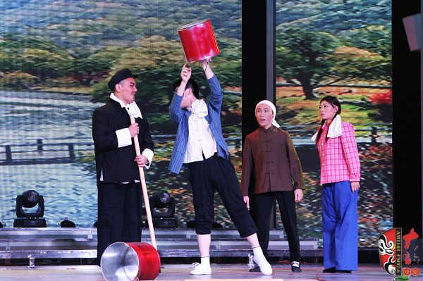 第五場(chǎng)，素雅青年豫劇團(tuán)徐國(guó)言飾老支書(shū)