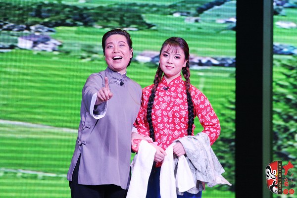 第九場(chǎng)，河南電臺(tái)戲曲廣播總監(jiān)木子（左）飾栓保娘，素雅青年豫劇團(tuán)劉帥毅（右）飾銀環(huán)