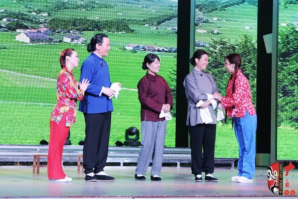 著名戲曲節(jié)目主持人、河南電臺(tái)戲曲廣播當(dāng)家小生月陽(yáng)（左二）反串飾演二大娘