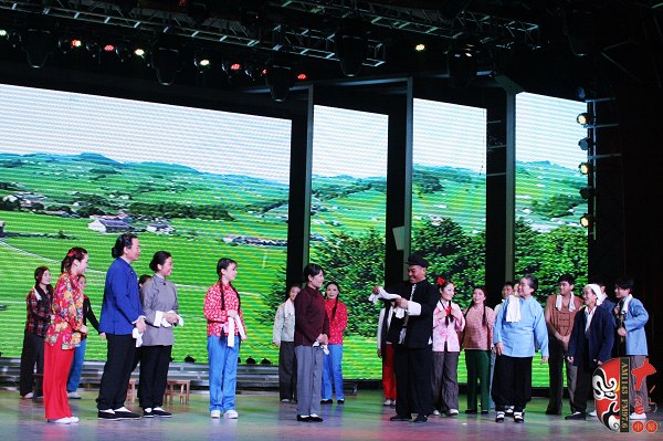 眾鄉(xiāng)親場(chǎng)面——包含河南電臺(tái)戲曲廣播主持人，專(zhuān)業(yè)戲曲演員、戲曲票友，河南電臺(tái)戲曲廣播聽(tīng)眾