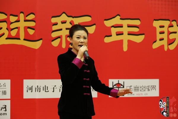 戲曲廣播主持人王唯、曉琴、丁蘭、李鋮及鄭州市曲劇團(tuán)優(yōu)秀演員張娜共同表演的小品《賣鞋》