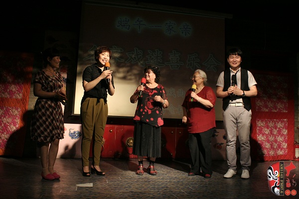 戲曲廣播總監(jiān)木子、豫劇表演藝術(shù)家楊華瑞、高潔、戲曲廣播當(dāng)家小生月陽、票友張華合作表演《朝陽溝》選段