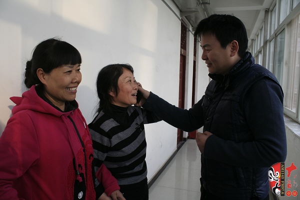  著名戲曲節(jié)目主持人、河南電臺戲曲廣播當家小生月陽在排練現(xiàn)場連線直播間并采訪劇目主要演員