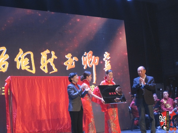 省委組織部副部長、人力資源和社會保障廳廳長楊盛道，省文化廳廳長楊麗萍為玉卿戲曲音樂藝術(shù)研究院揭牌
