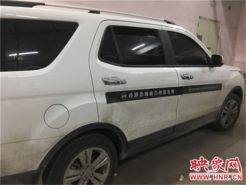 車身上按要求貼著廣告。