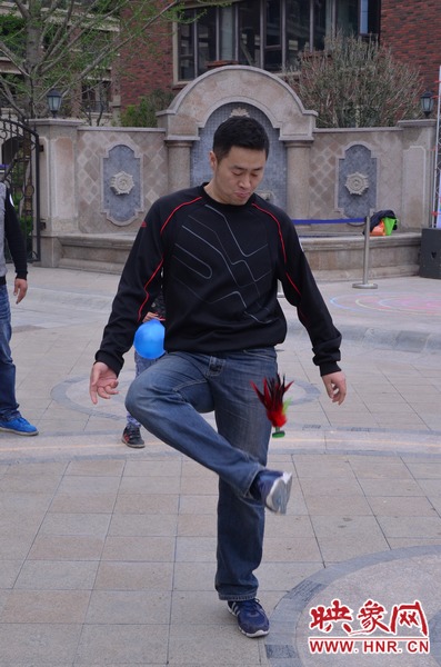 說是比賽，其實(shí)就是活力的釋放，就是開心的海洋，丟沙包、踢毽子、三人四足、滾鐵環(huán)等項(xiàng)目